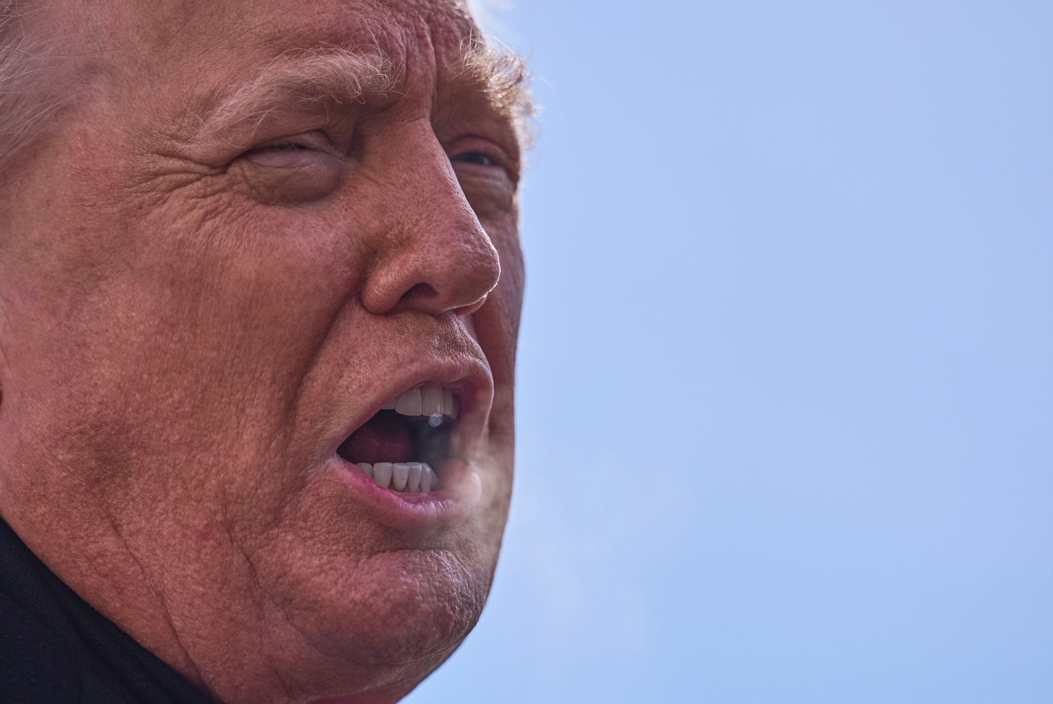 Trump diz que vai reabrir espaço aéreo da Venezuela