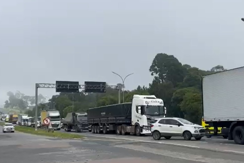 Fila se forma em BR no Paraná após pane de caminhão, e motorista é morto enquanto enquanto aguardava liberação do trânsito — Foto: Sara Erthal/RPC