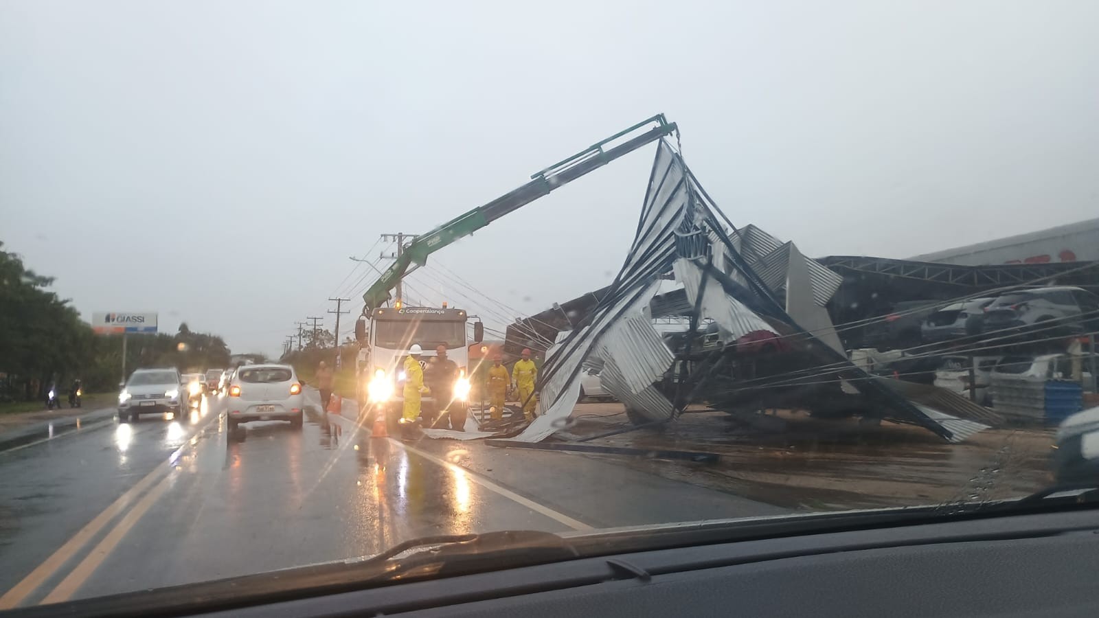 Temporais com ventos fortes e granizo destroem telhados, derrubam caminhão e alagam ruas em SC