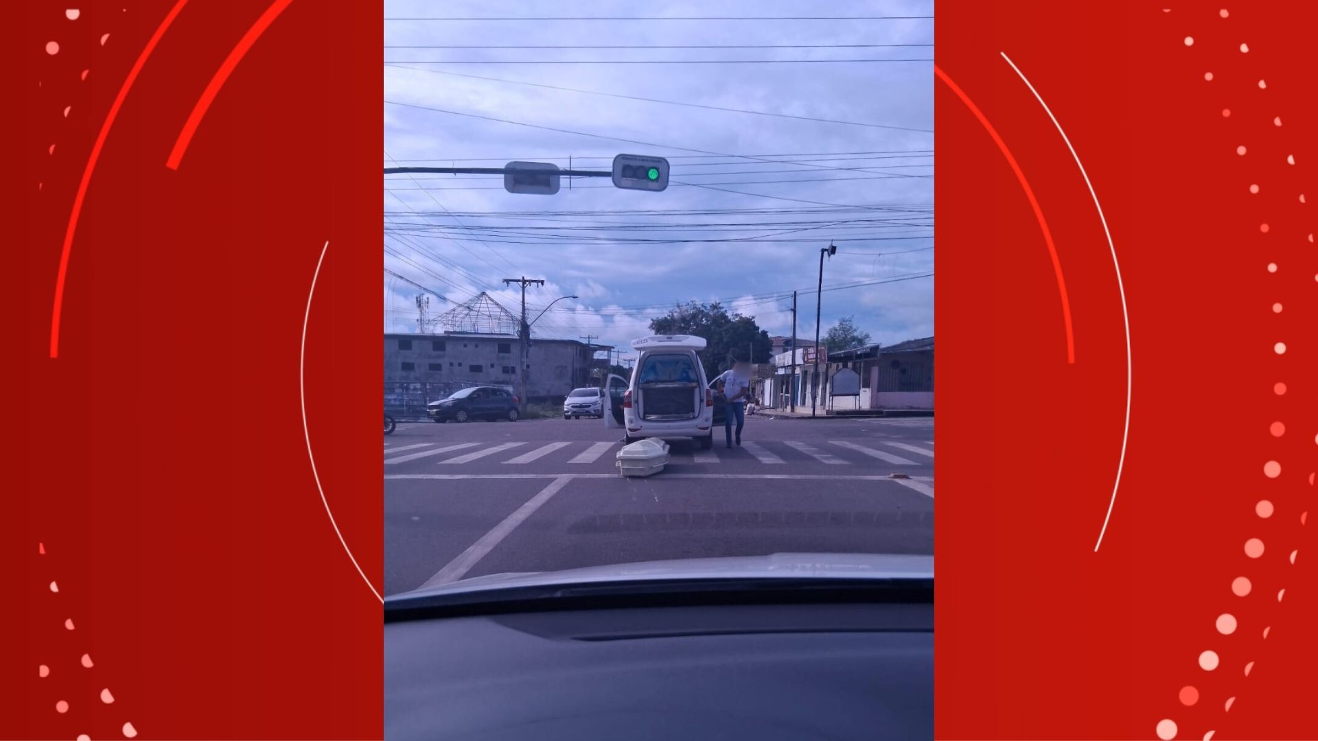 VÍDEO: Urna funerária cai de carro em movimento, em Macapá