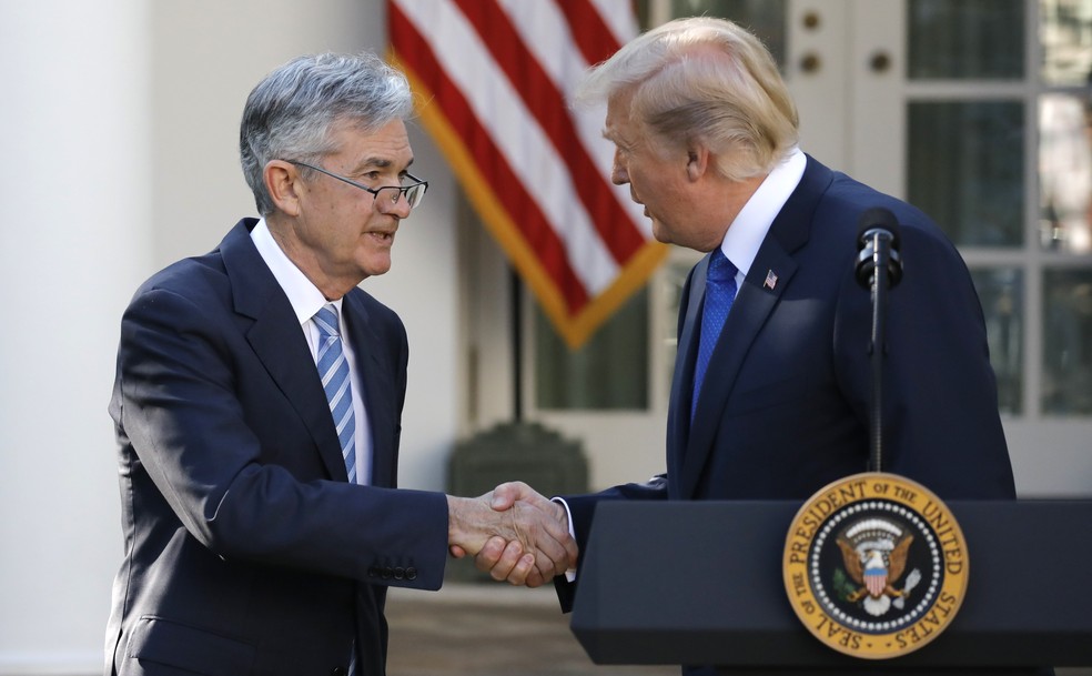 Trump cumprimenta Jerome Powell, escolhido para assumir a presidência do Fed — Foto: Reuters