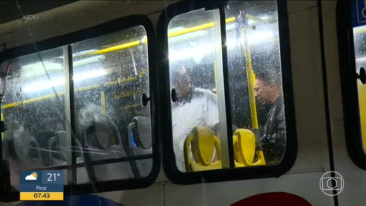 Passageiro é detido após quebrar ônibus na Avenida Brasil por motorista não parar fora do ponto