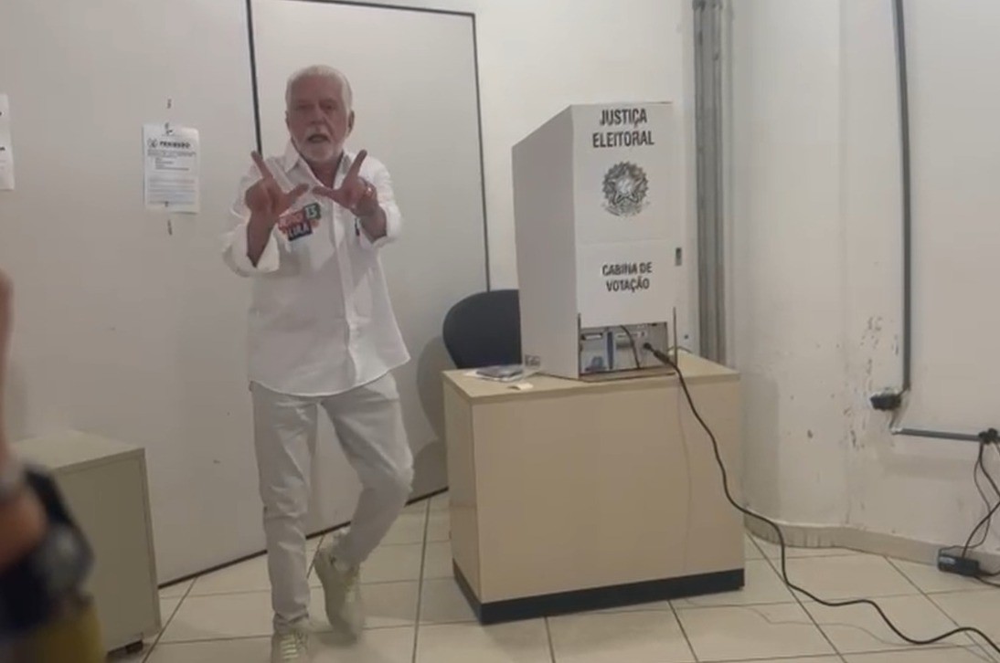 Jaques Wagner (PT) vota em Salvador