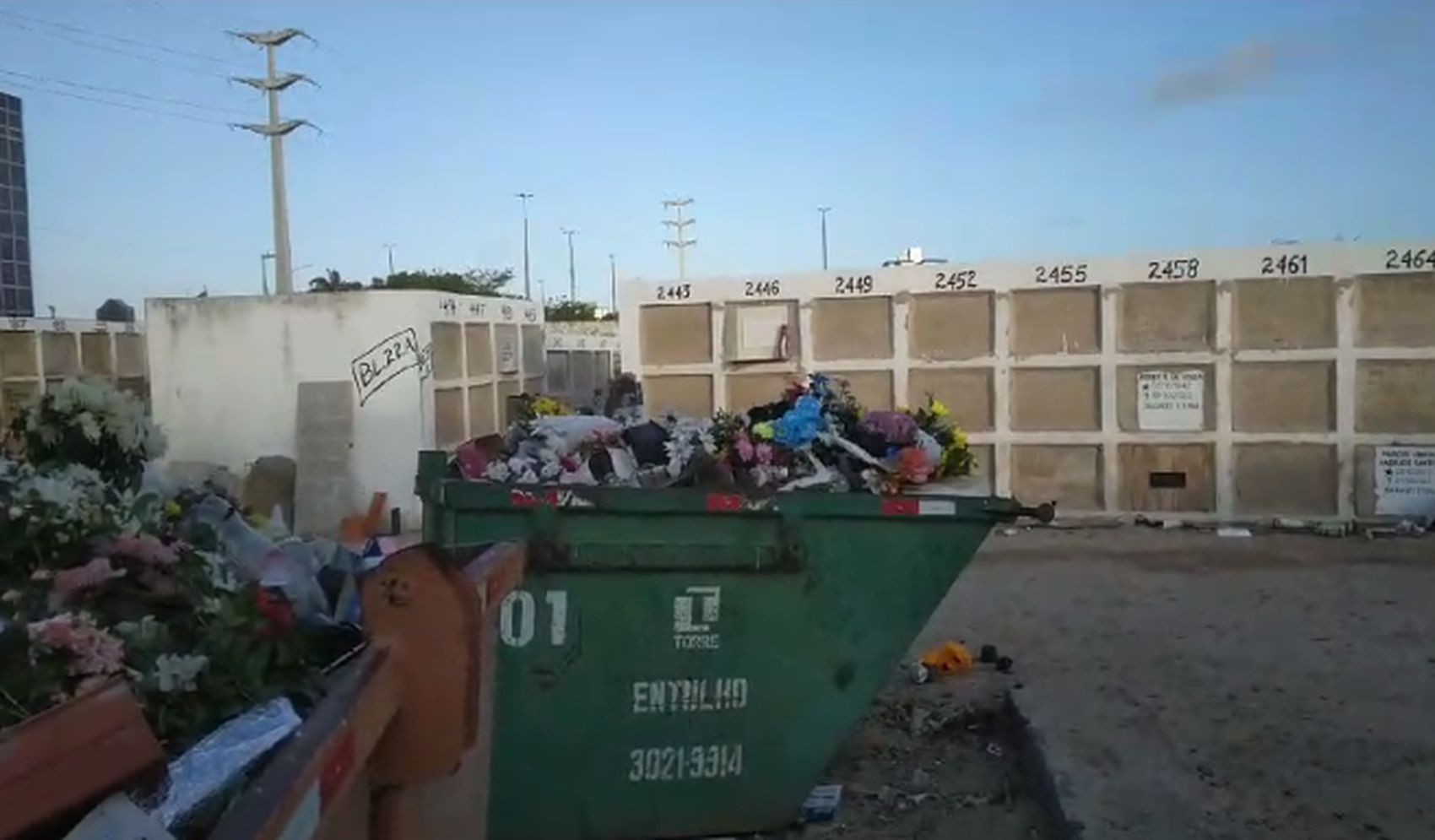 Um dia após homenagens de Finados, arranjos de flores do Cemitério São João Batista, em Aracaju, são jogados no lixo