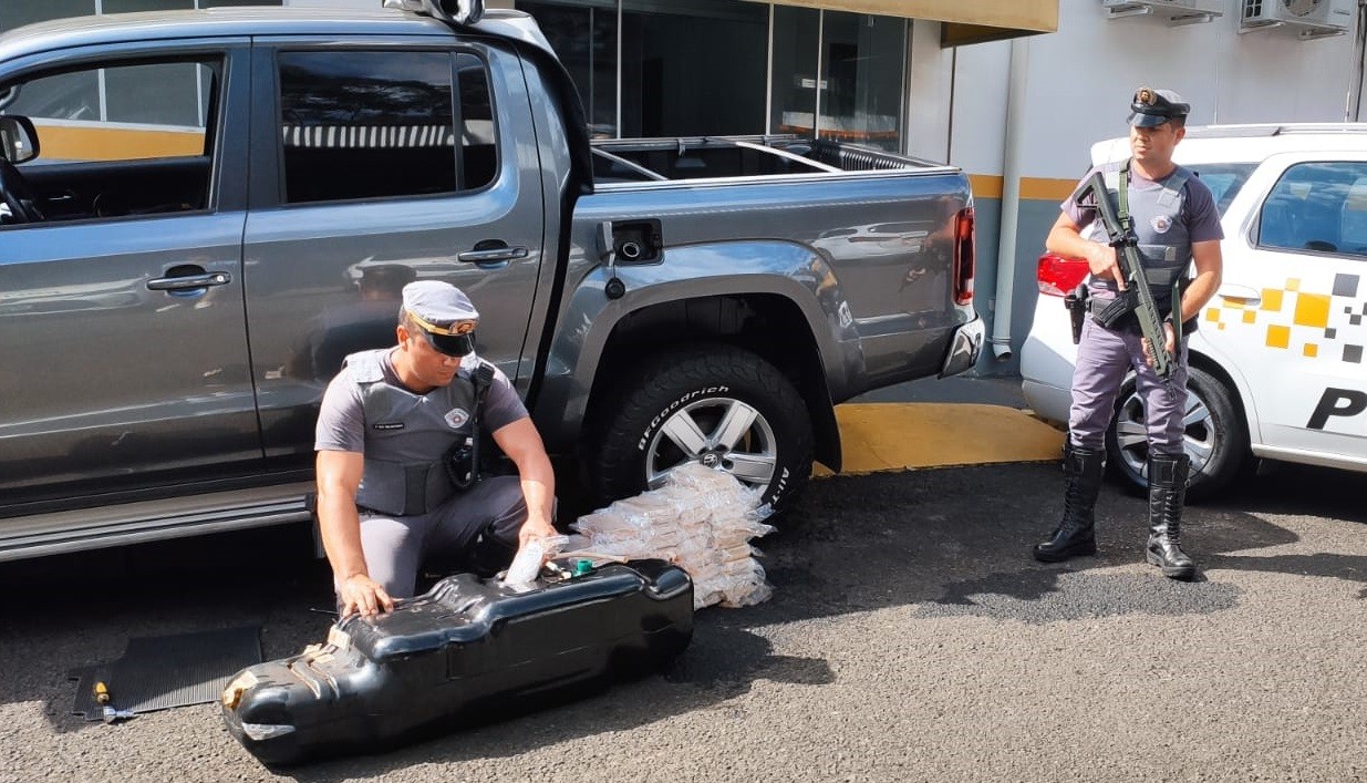 Com criança de seis anos no carro, pai e filho são presos por transportar 48 kg de cocaína em Presidente Prudente 