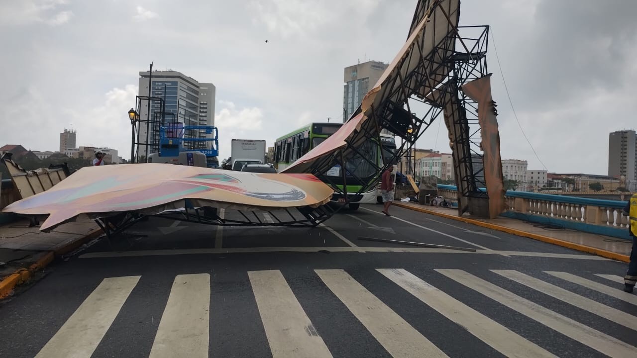 Estrutura da decoração do carnaval do Recife despenca, atinge carro de aplicativo e bloqueia trânsito em ponte