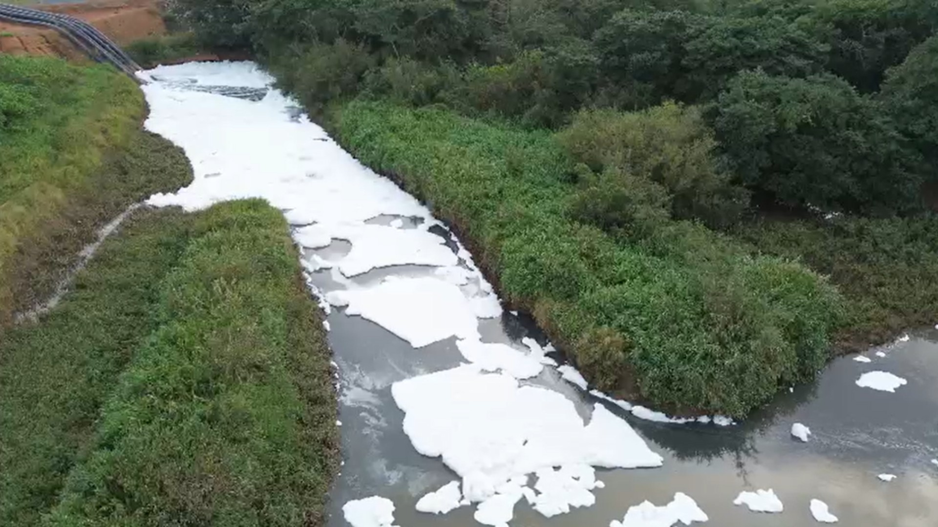 Espuma em rio preocupa moradores de Novo Hamburgo; fenômeno pode ter sido causado por detergente na água, diz prefeitura