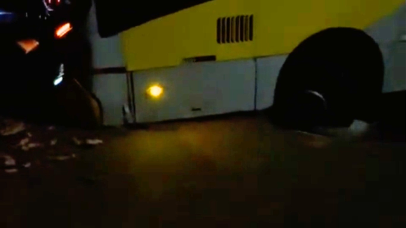 VÍDEO: Ônibus afunda em buraco após asfalto ceder em Uberlândia