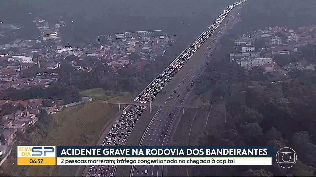 Acidente entre caminhões e carro na Rodovia dos Bandeirantes em SP ...