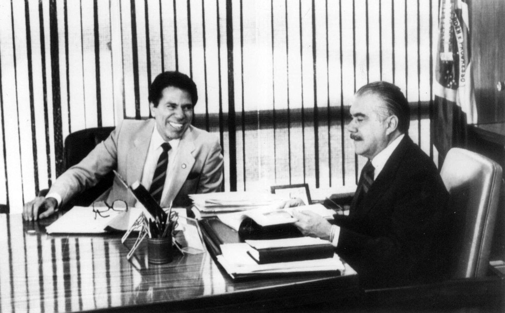 O empresário e apresentador Silvio Santos conversa com o então presidente da República, José Sarney, no escritório do SBT, em São Paulo, em maio de 1985 — Foto: Estadão Conteúdo/Arquivo