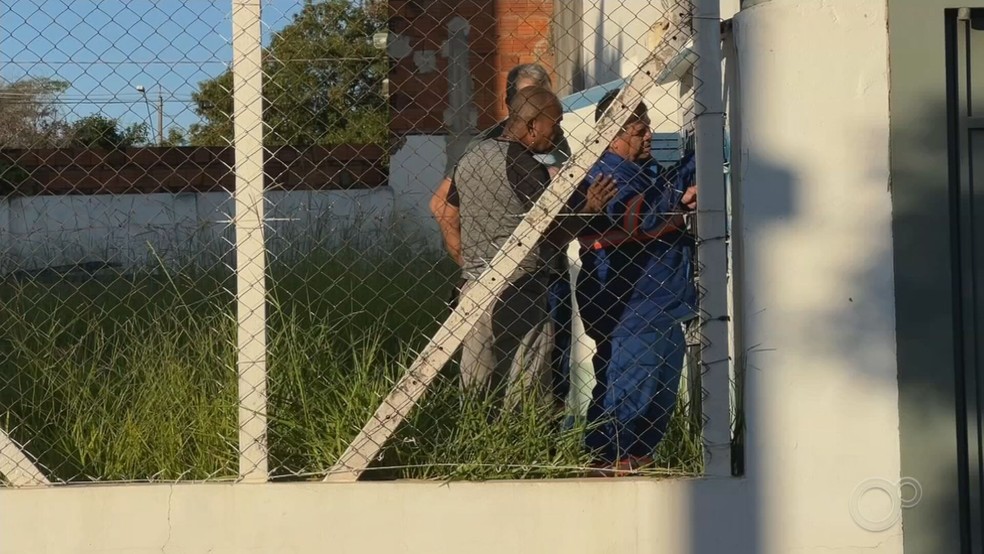 Funcionários do Semae e da CPFL trabalharam no reparo do sistema elétrico do reservatório, que teve cabos furtados na segunda-feira (13), interrompendo o fornecimento de água para o Jardim Bianco — Foto: TV TEM/Reprodução