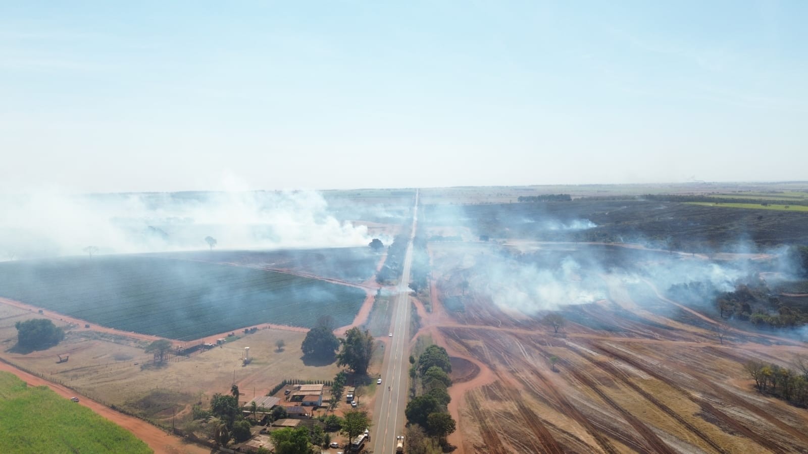 Incêndio atinge 50 mil m² de canavial e invade área de preservação ambiental em Santa Albertina