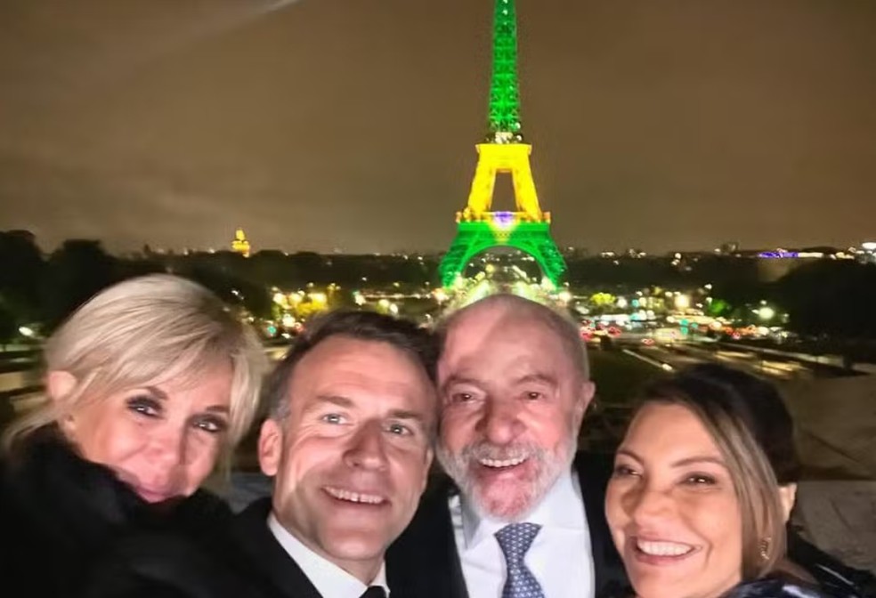 Macron posta selfie com Lula, Janja e Brigitte com Torre Eiffel ao fundo