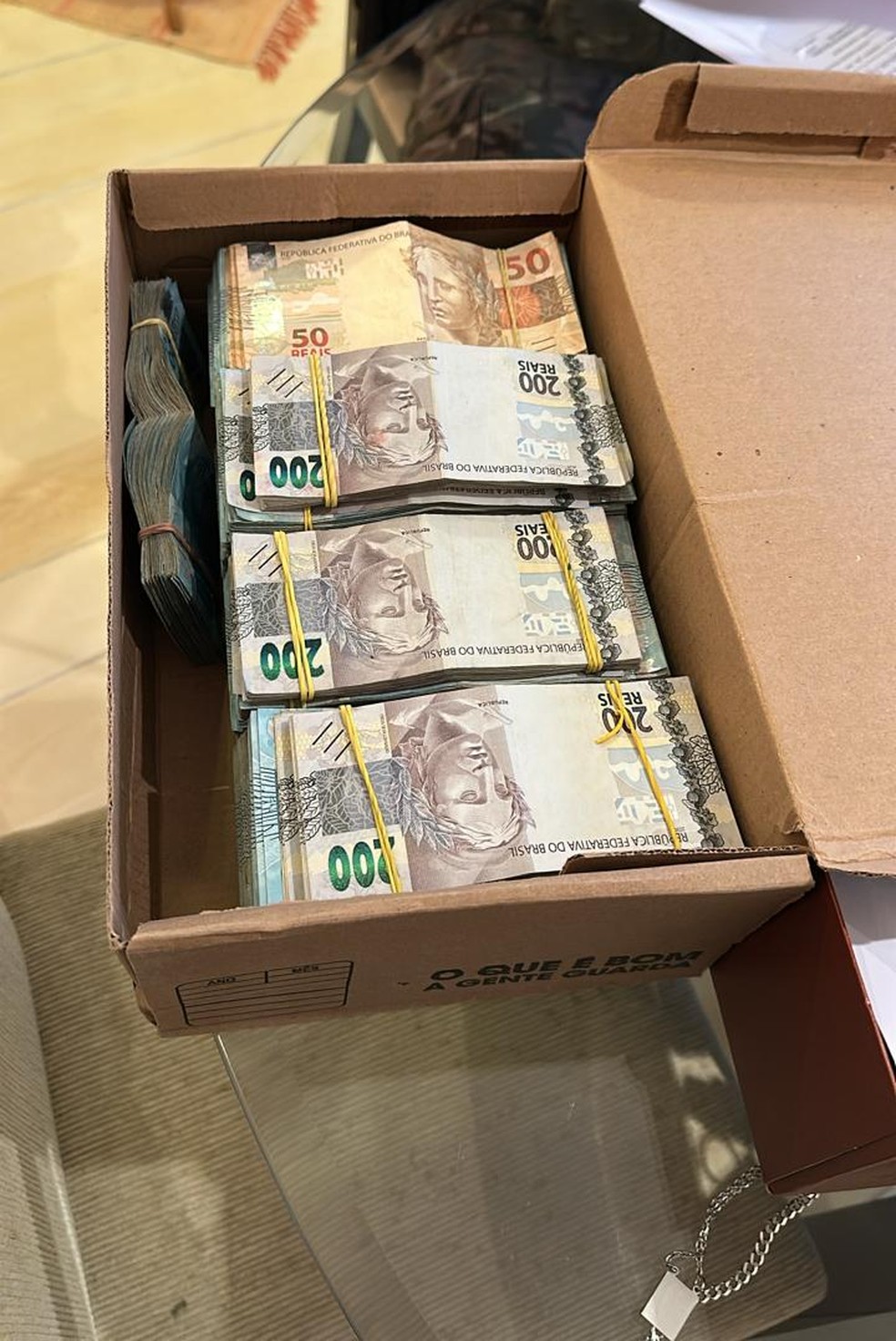 Dinheiro encontrado na casa de um policial civil alvo da Operação Sem Refino — Foto: Divulgação