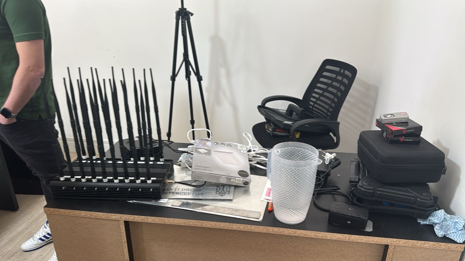 Polícia prende fornecedor de bloqueador de sinal de celular e drones para facções no RJ