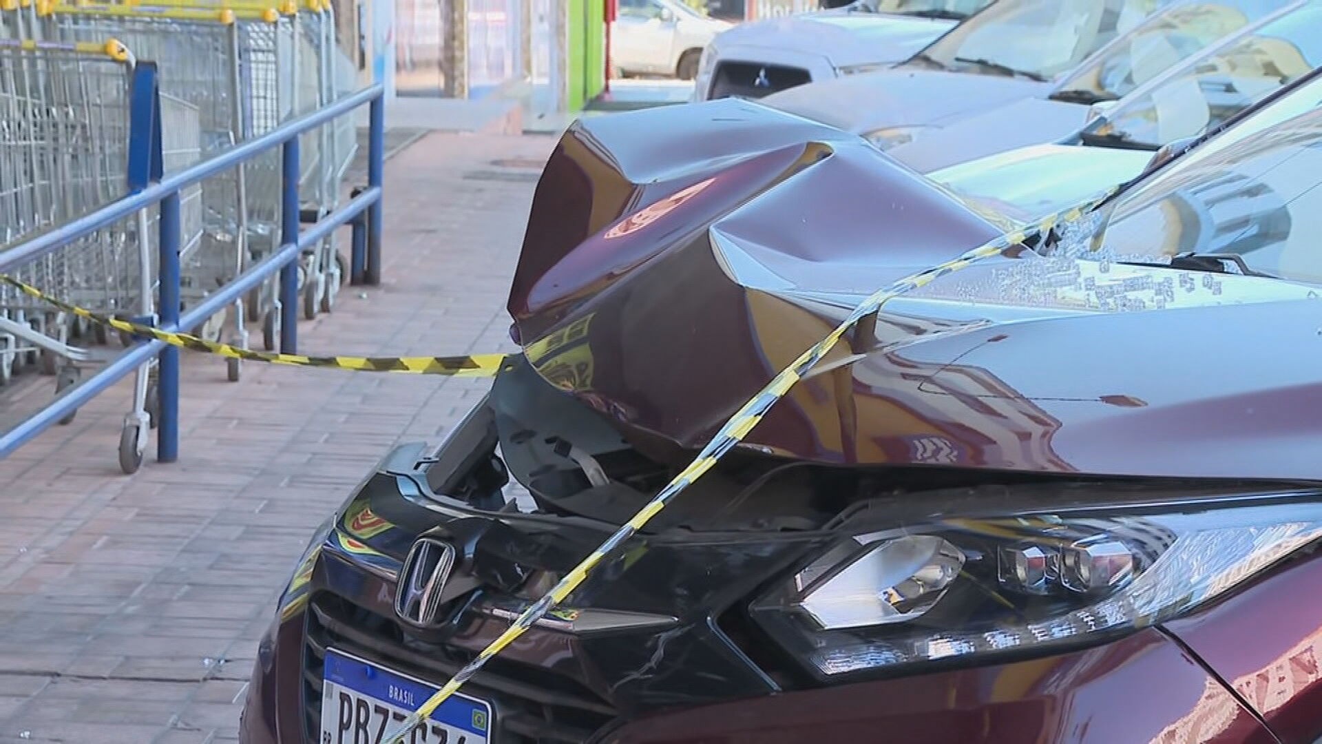 Carro invade supermercado e atropela uma pessoa no Riacho Fundo