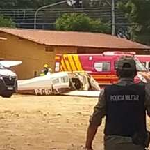 Avião cai em campo na Zona Norte de Teresina — Foto: Andrê Nascimento