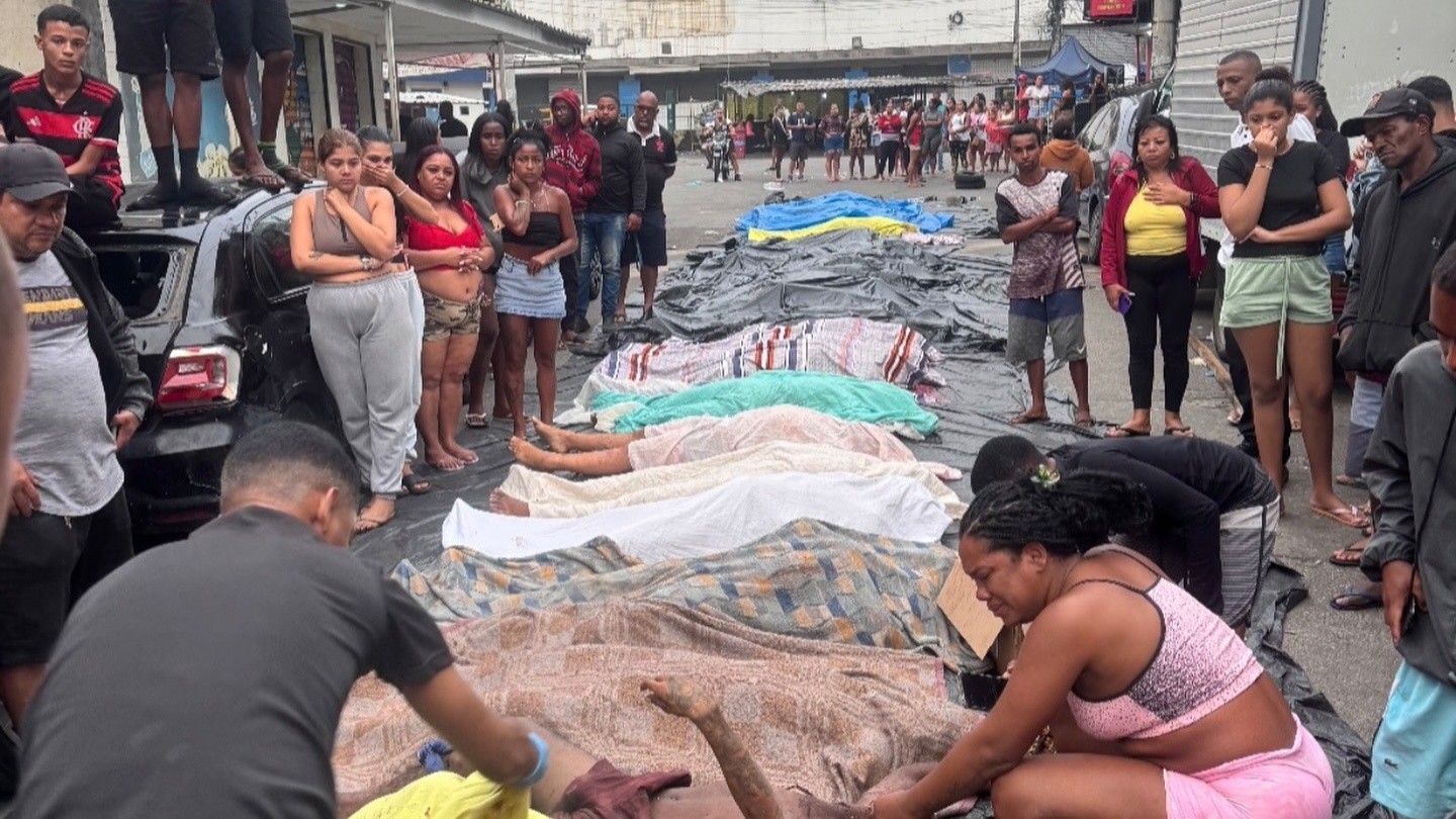 Pelo menos 12 corpos são levados por moradores para praça na Penha; há mais em área de mata