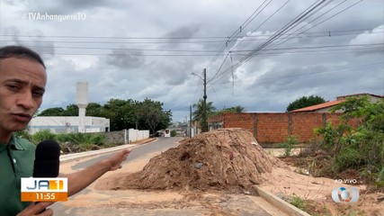 Motociclista morre após bater em montanha de areia