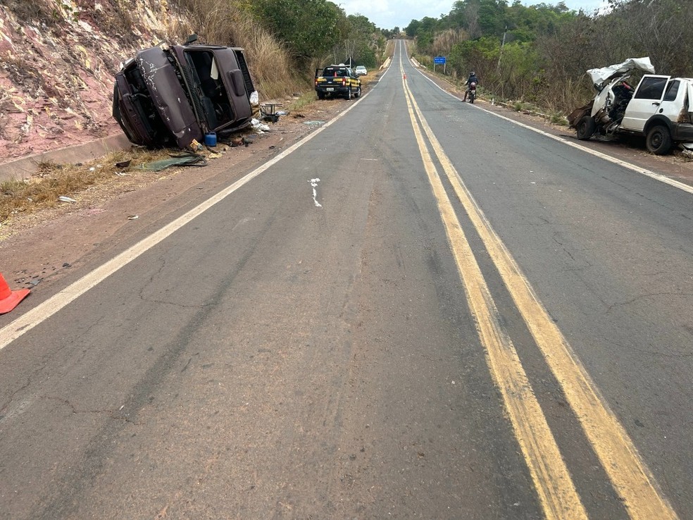 Colisão entre dois veículos deixa um morto na BR-230 em São Raimundo das Mangabeiras — Foto: Divulgação/Polícia Rodoviária Federal