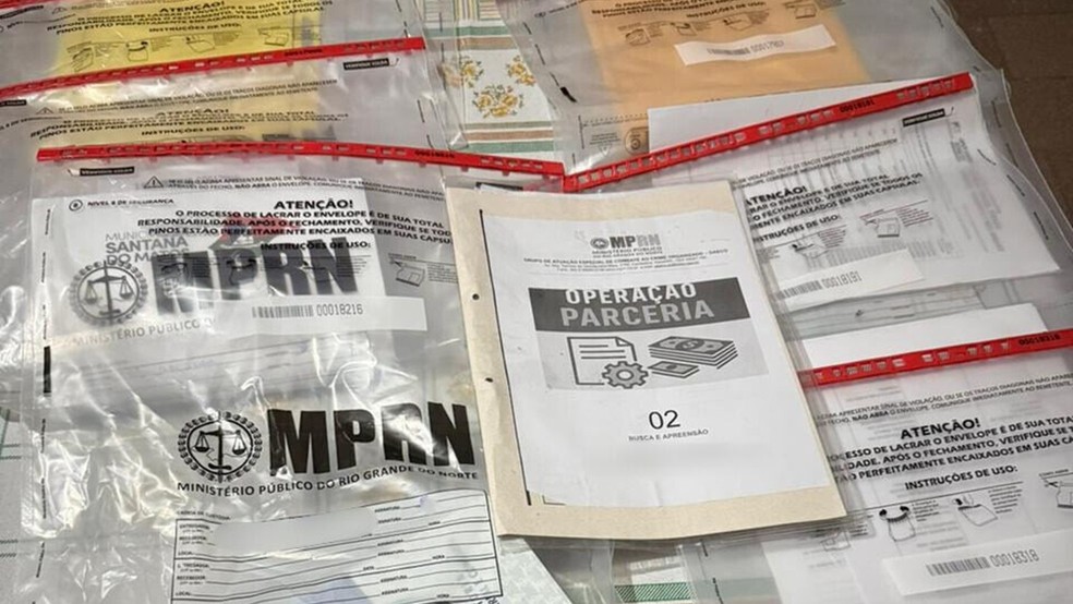 Documentos apreendidos durante a Operação Parceria, do MPRN, em Santana do Matos — Foto: MPRN/Divulgação