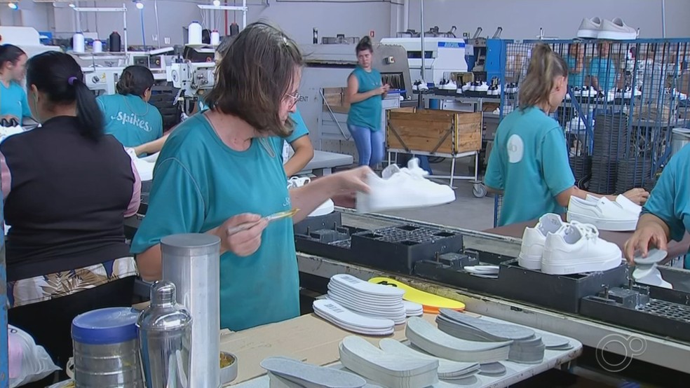 Cada sapato passa são feitos por até 70 profissionais até ficar pronto — Foto: TV TEM/Reprodução