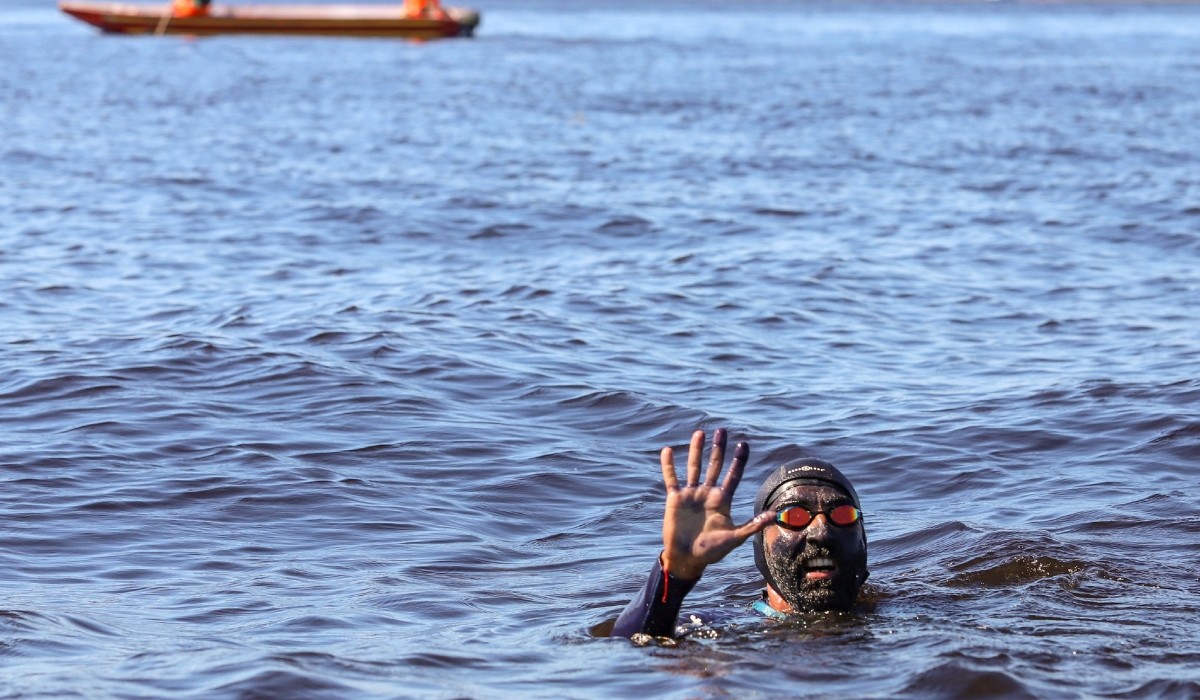 'Homem-Peixe' chega a Manaus e reforça luta contra poluição dos rios amazônicos: 'Missão maior é para que não joguem lixo'