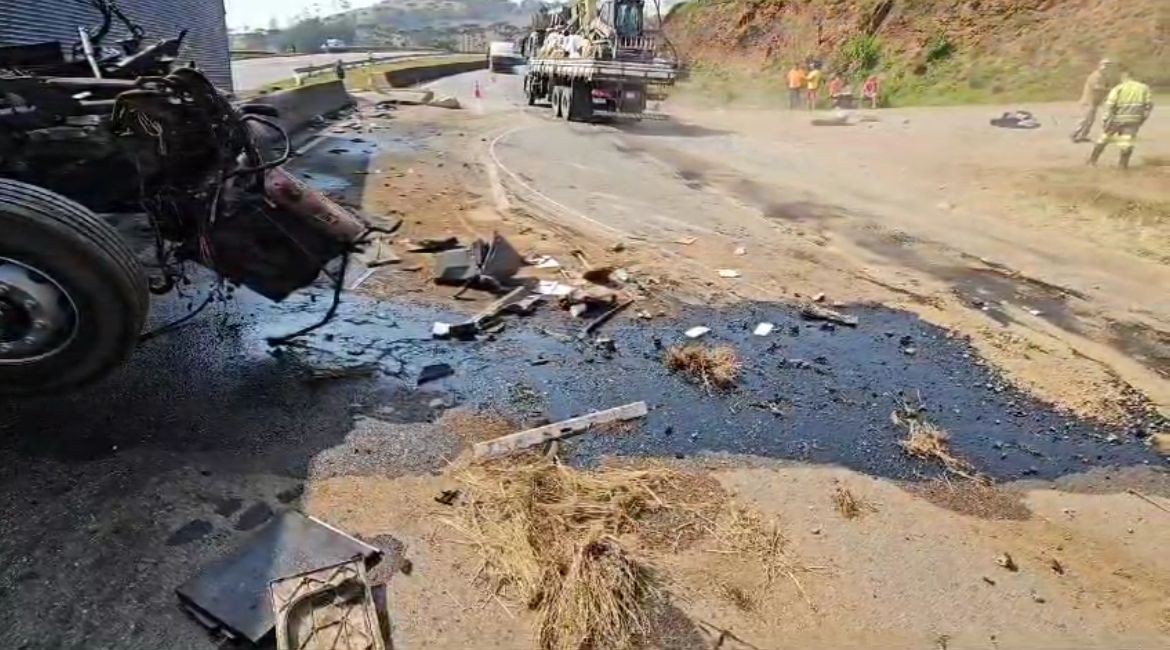 Carreta 'parte ao meio' após bater em mureta e invadir a contramão na BR-040; VÍDEO