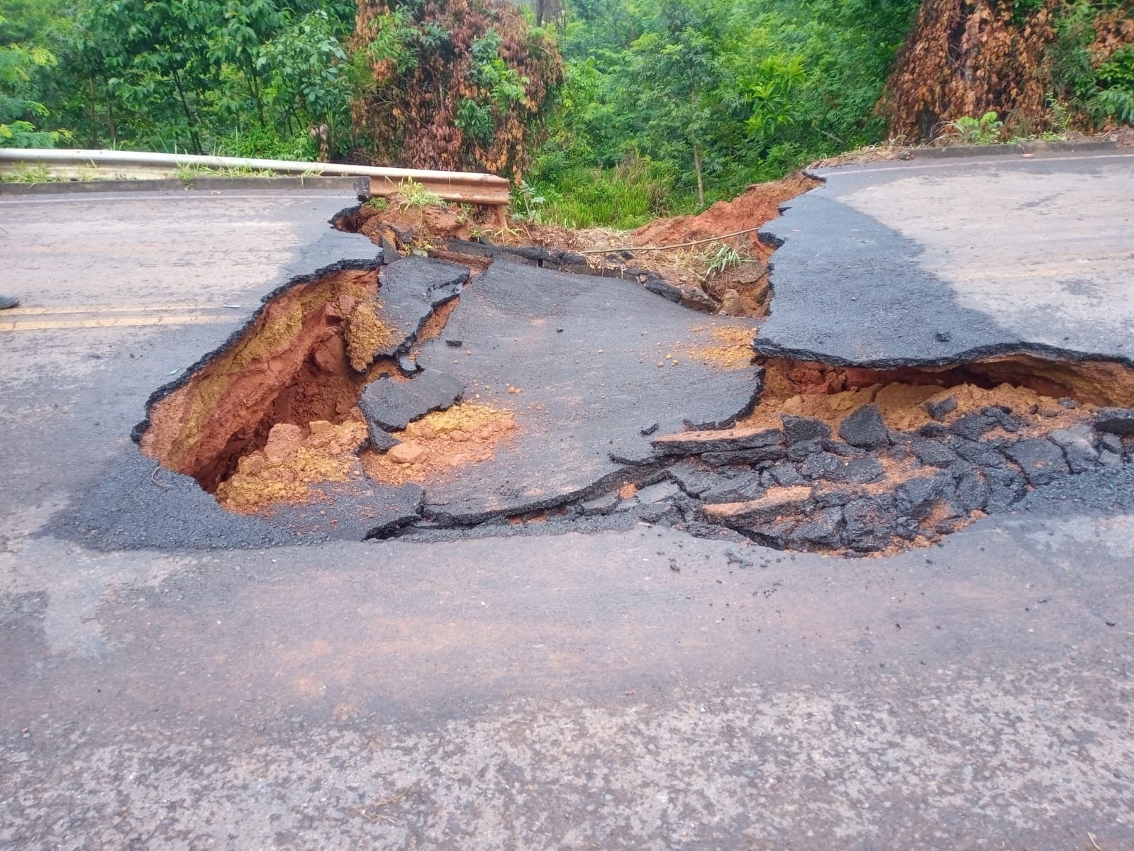 Trânsito na MG-400 é interditado entre Buritis e Formoso após rompimento de bueiro