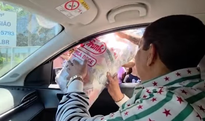 VÍDEO: Zeca Pagodinho distribui doces no RJ, mulher canta música e outro sambista e cantor brinca: 'Pagodinho da Vila'