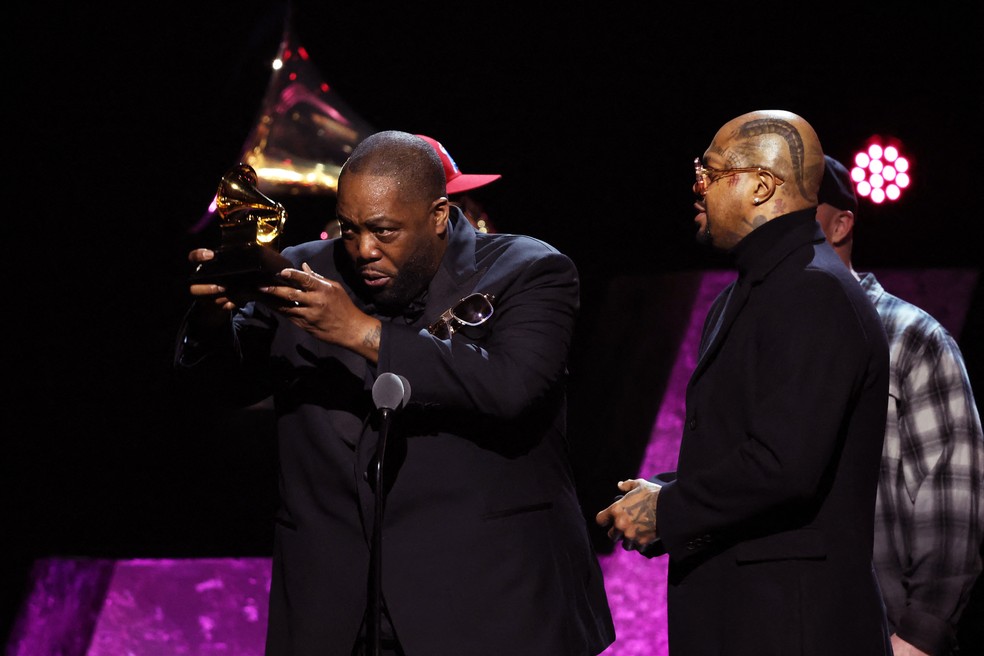 Killer Mike recebe o prêmio de Melhor Canção de Rap por 'Scientists & Engineers', durante a cerimônia de estreia do 66º Grammy Awards em Los Angeles, neste domingo (4) — Foto: Mike Blake/Reuters
