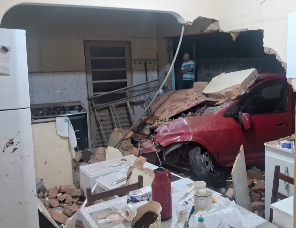Motorista perde controle e carro invade cozinha de casa na BR-265