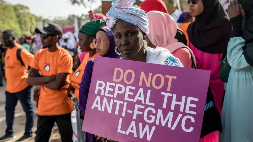 Mulher protesta contra a mutilação genital feminina na Gâmbia, em 2024 — Foto: MUHAMADOU BITTAYE/AFP via Getty Images