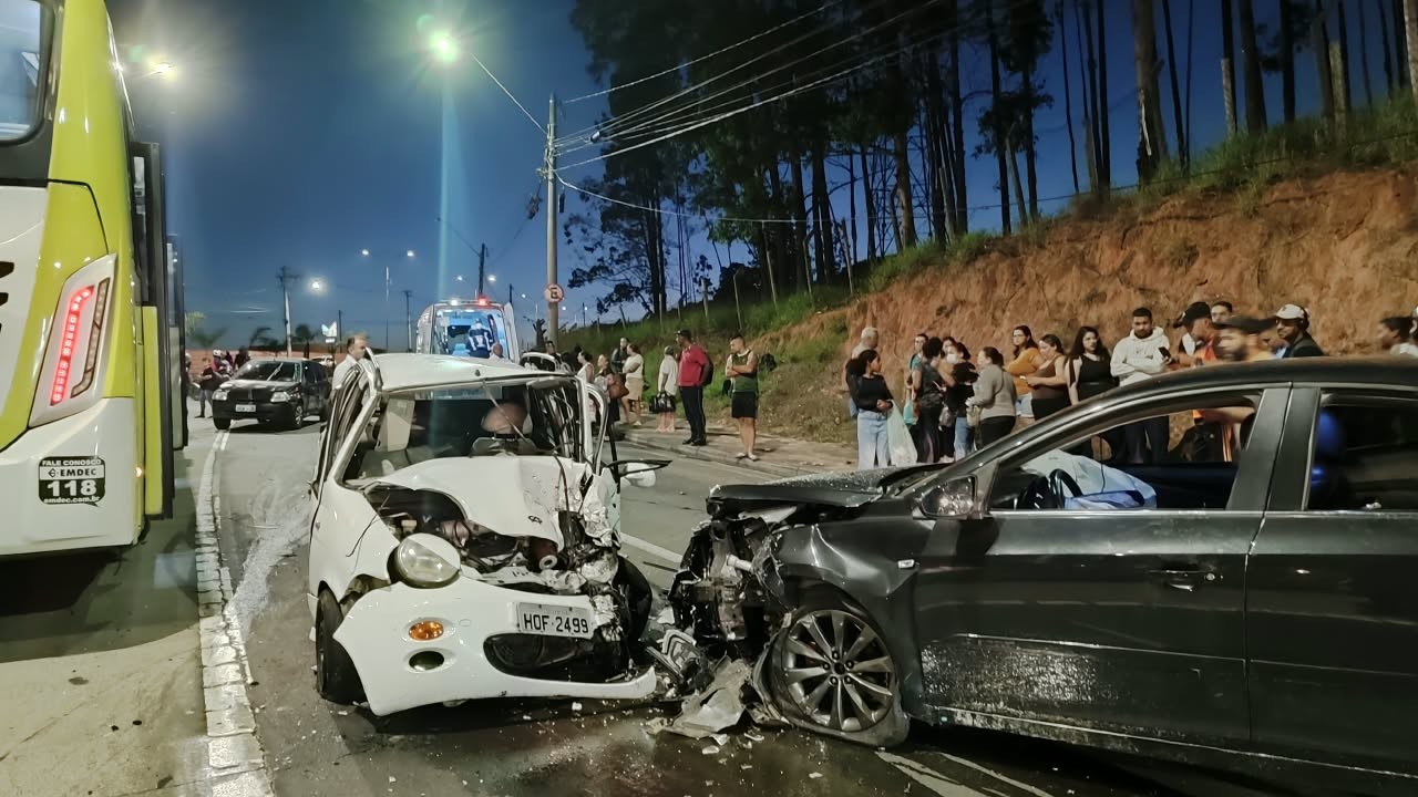Panorama: Acidente com feridos bloqueia trecho na Av. John Boyd Dunlop, em Campinas