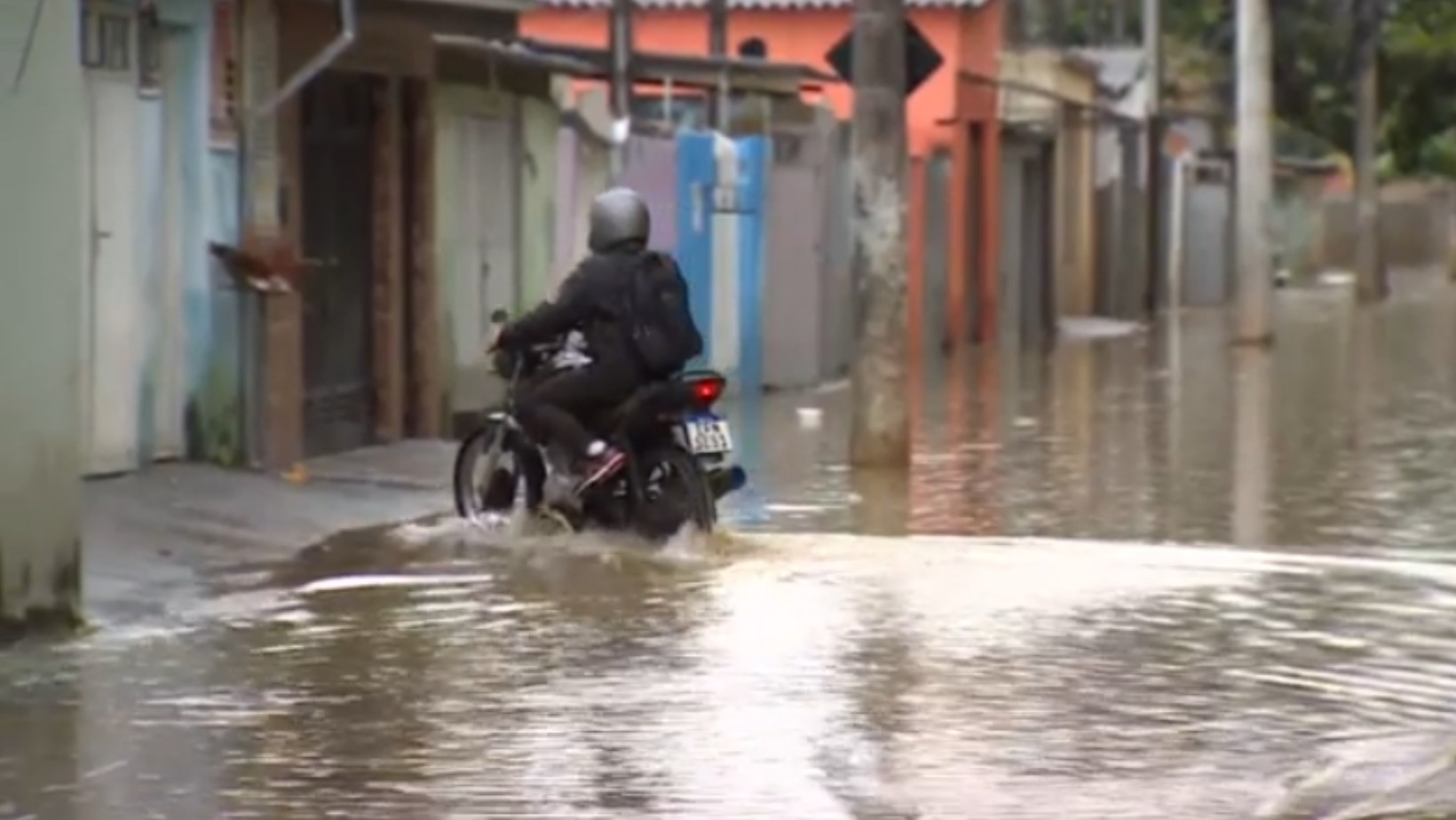 Bairro Santa Tereza, em Taubaté, segue com ruas alagadas após córrego transbordar durante temporal
