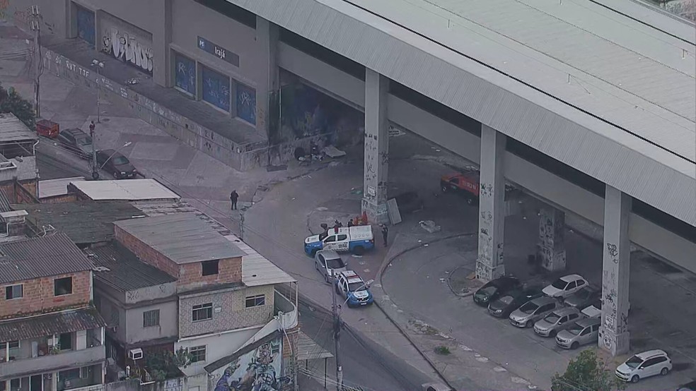 Duas pessoas são assassinadas debaixo do metrô de Irajá — Foto: Reprodução/TV Globo