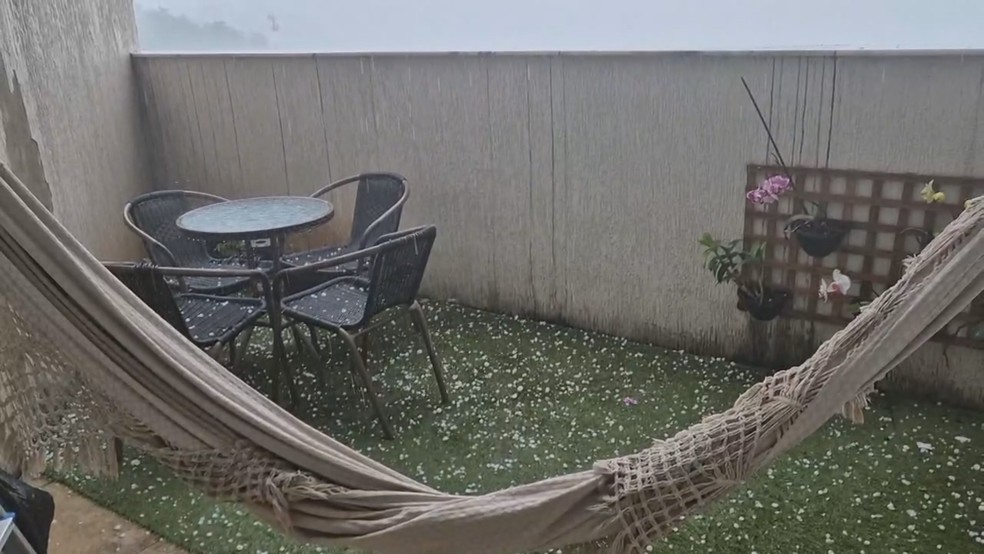 Granizo em varanda de casa no bairro Engenho Nogueira, em Belo Horizonte. — Foto: Flávia Lages/TV Globo