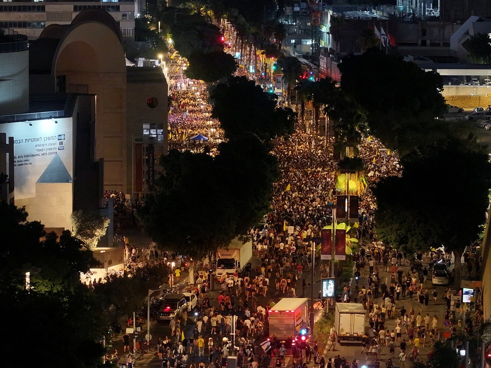 Drone registra manifestações em Tel Aviv, capital de Israel, neste domingo (17) — Foto: REUTERS/Aviv Atlas