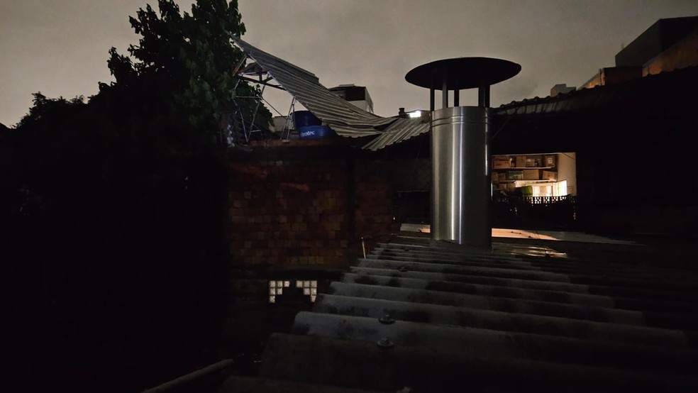 Telhado cai em casa durante a chuva em Balneário Camboriú — Foto: Prefeitura de Balneário Camboriú/Divulgação