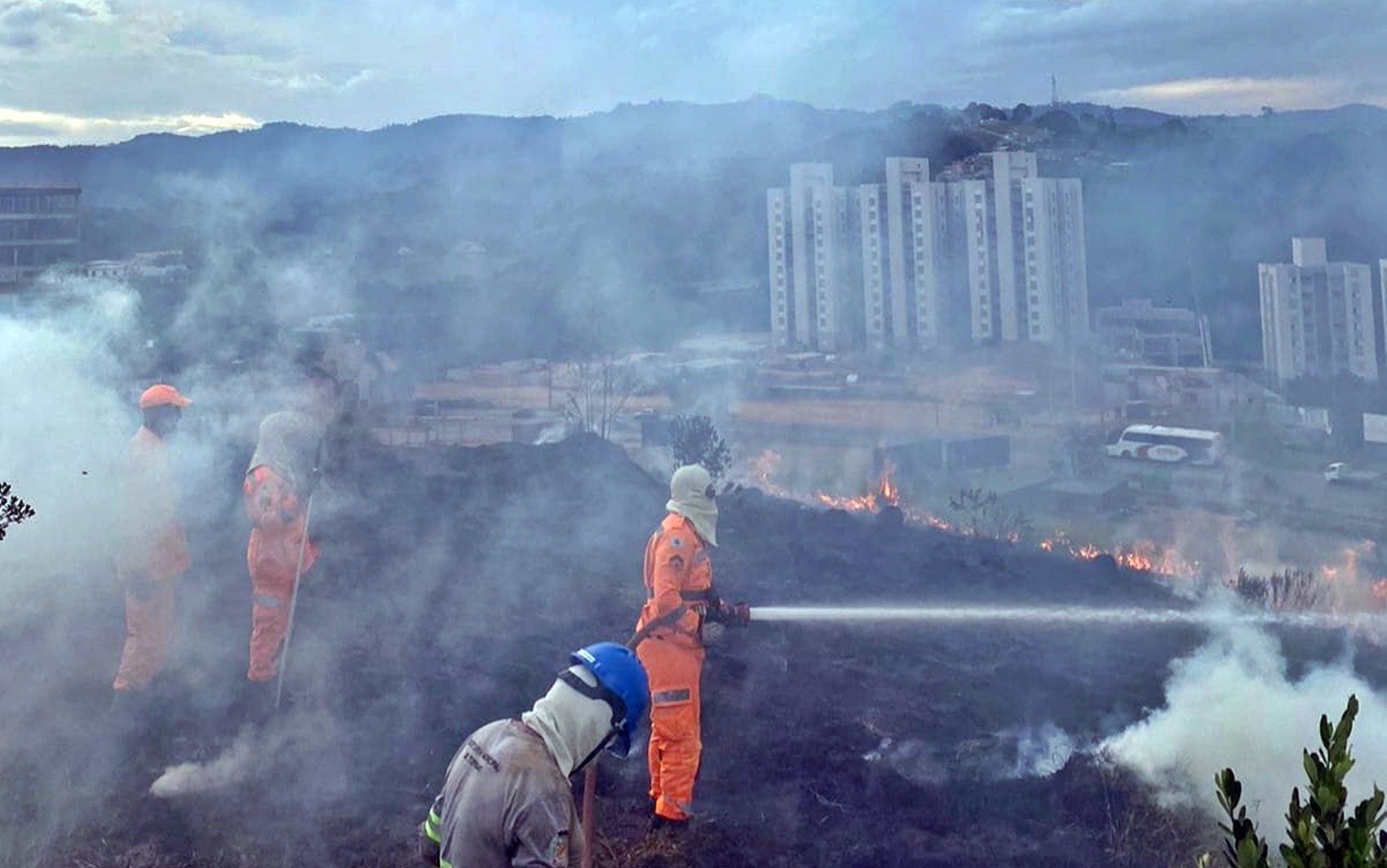 Incêndio queima cerca de 5 hectares de área de pastagem em Extrema, MG