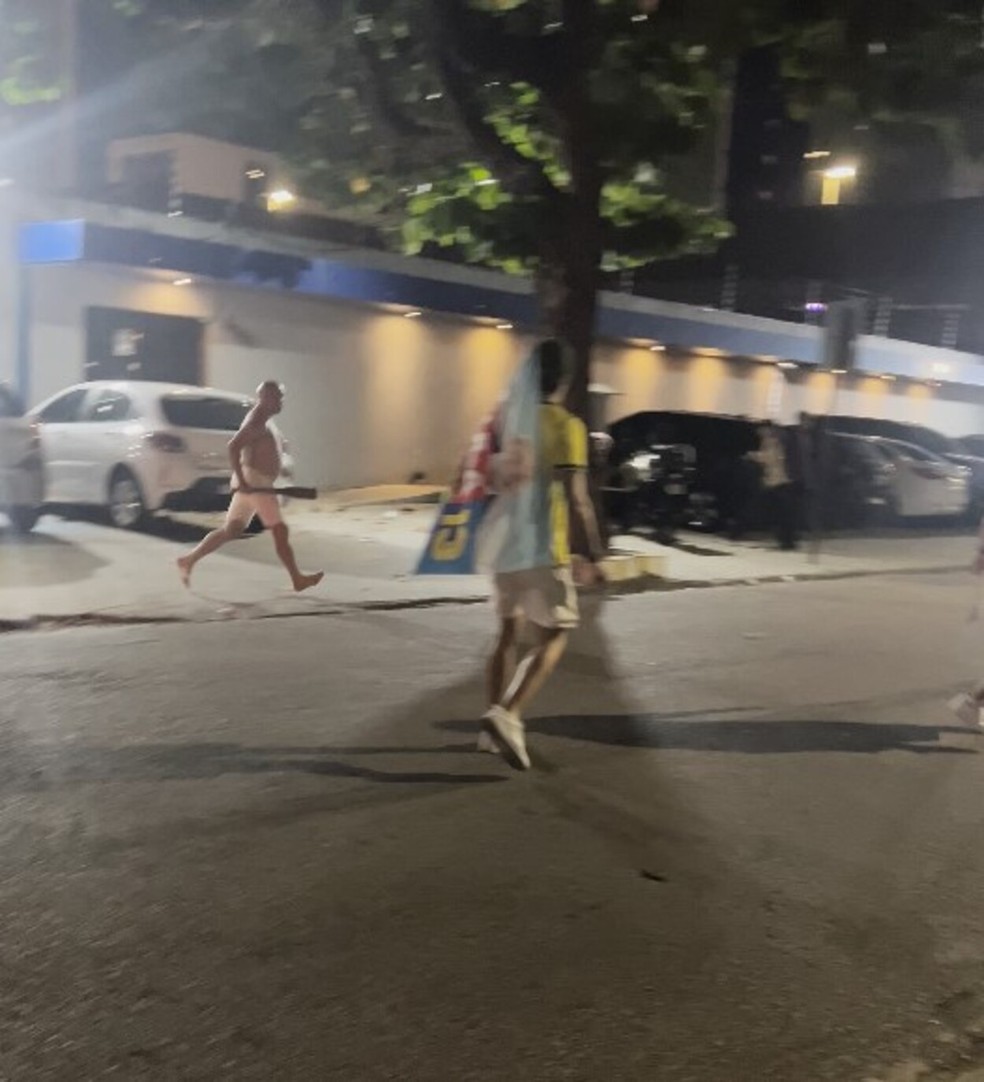 Homem ameaça eleitores com facão após comemoração em rua de João Pessoa — Foto: Luis Alves/ Arquivo pessoal