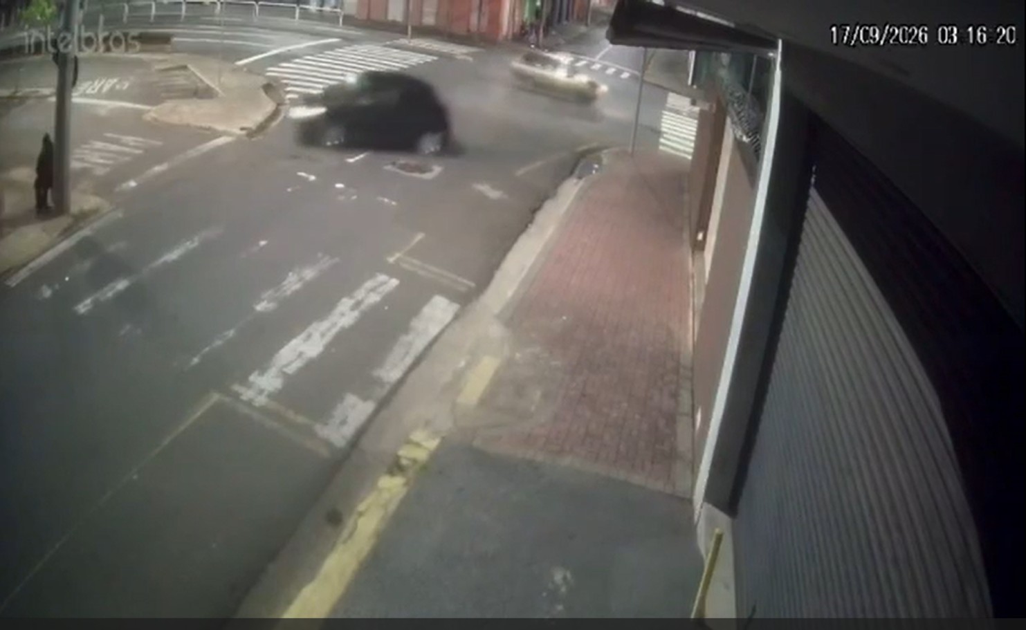 VÍDEO: poste salva pedestre de carro desgovernado após colisão em cruzamento no interior de SP