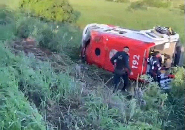 Três pessoas ficam feridas após capotamento de ambulância do Samu na rodovia SE-200