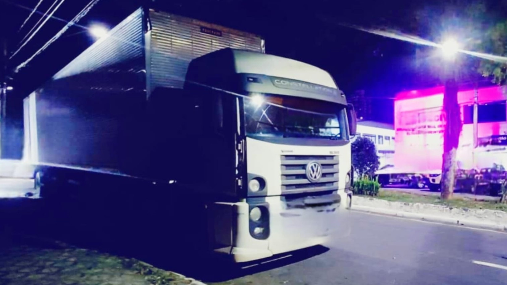 Após buscas, caminhão que arrastou carro de idosa na Dutra é apreendido pela polícia em Taubaté