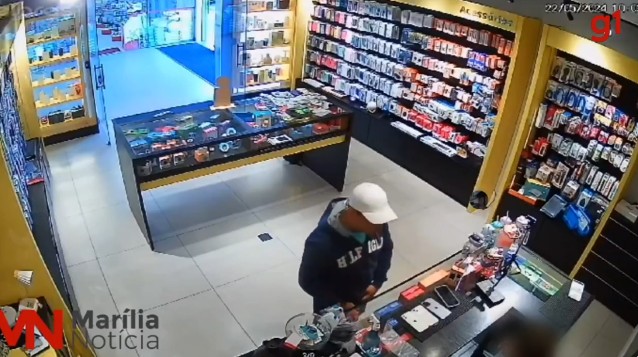 Homem finge ser cliente e rouba aparelhos de loja de celulares em Marília; vídeo