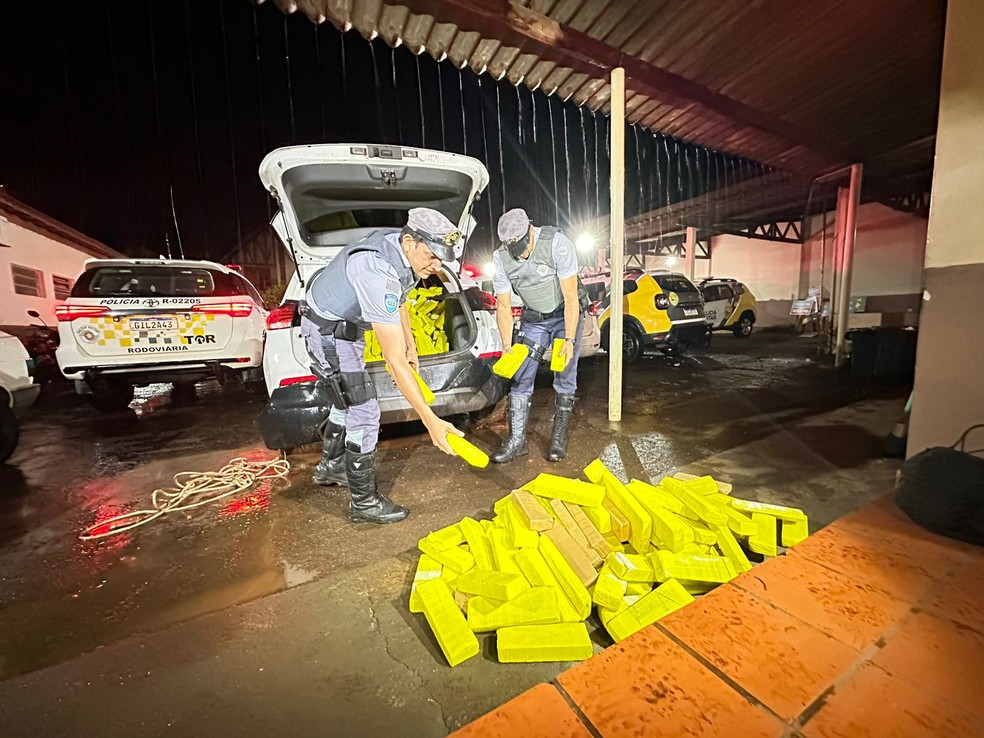 Polícia Rodoviária apreende mais de meia tonelada de maconha em carro abandonado em plantação de soja, em Taciba (SP) — Foto: Polícia Rodoviária