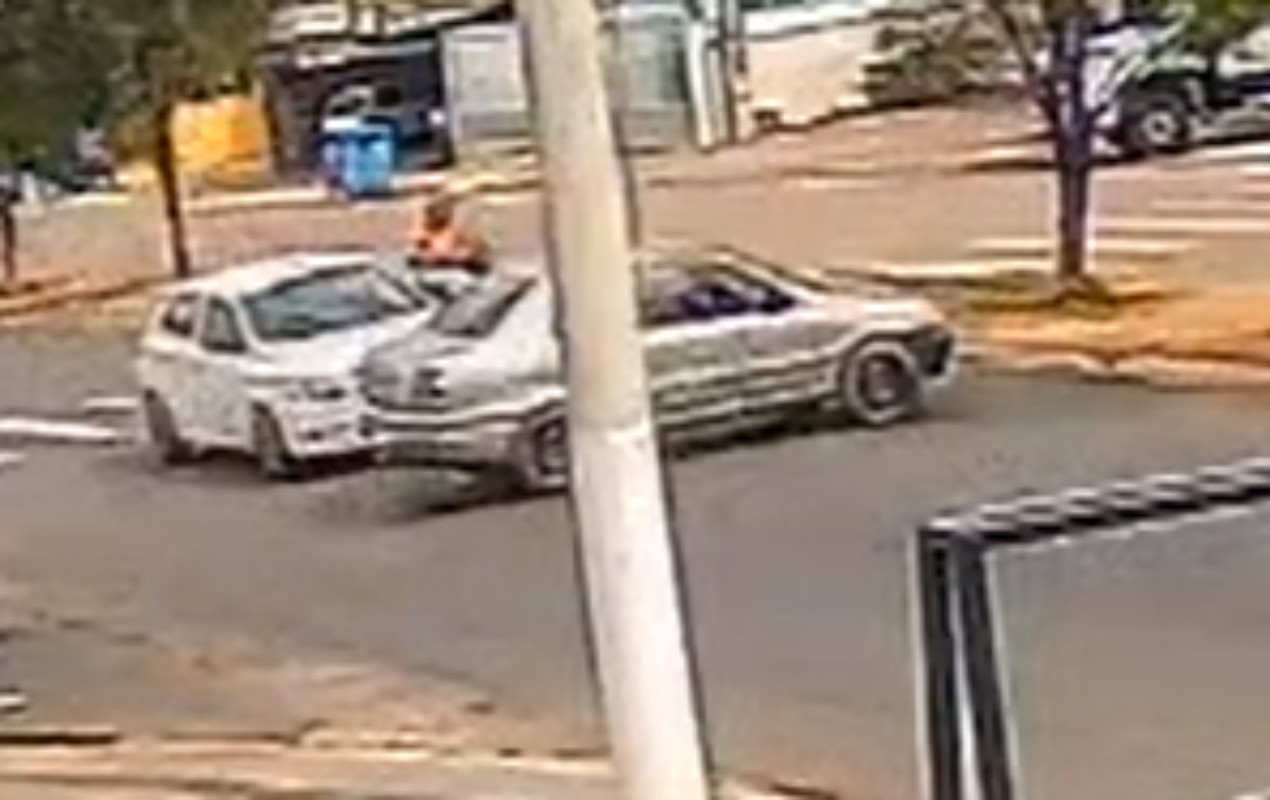 VÍDEO: motociclista escapa por um triz de carro desgovernado que atravessou avenida