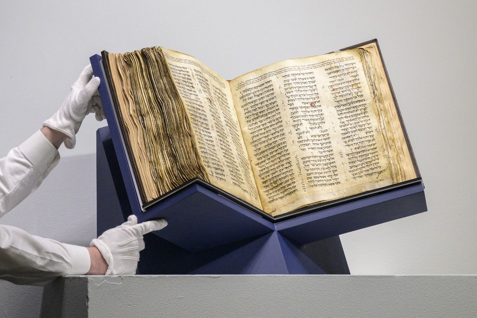 Leil&atilde;o da Codex Sassoon, a B&iacute;blia hebraica mais antiga e completa j&aacute; descoberta &mdash; Foto: Angela Weiss/AFP