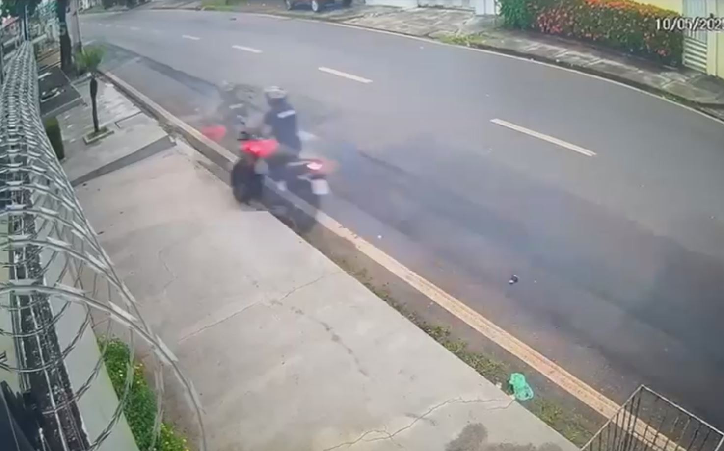 VÍDEO: homem sem CNH perde controle de moto e colide contra poste, em Macapá