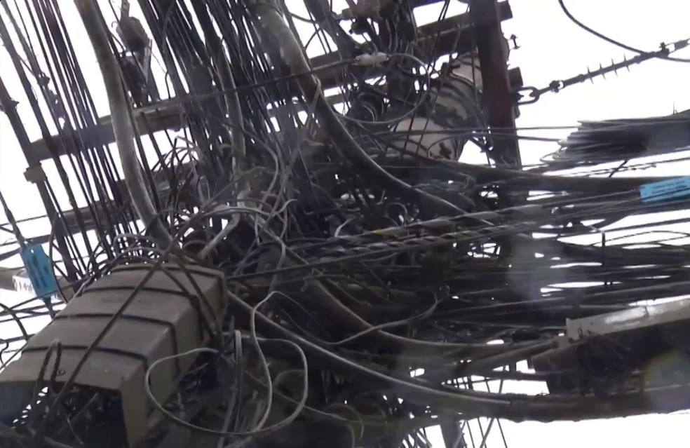 'Gatos' fazem Vale do Paraíba perder energia suficiente para abastecer três cidades da região por um mês — Foto: Reprodução/Inter TV RJ